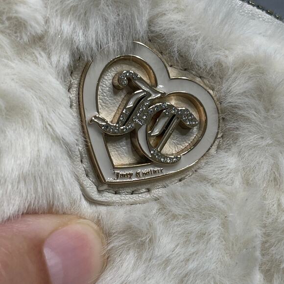 Juicy Couture White Heart Fuzzy Fur Wristlet Wallet Purse Bag Clutch NEW - Picture 8 of 8